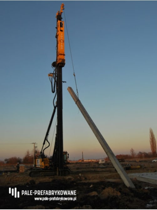 Podnoszenie pali do kafara