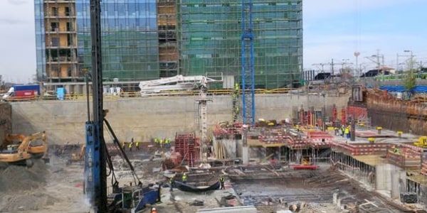 Wbijanie pali prefabrykowanych w sąsiedztwie budynków - jak to jest naprawdę?